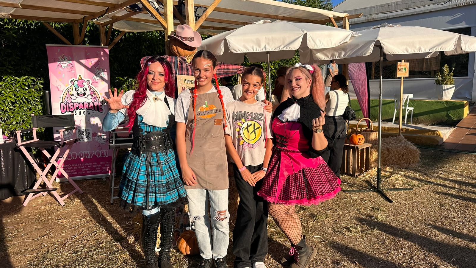 Las artistas del corner, disfrazadas de Halloween, posan delante del stand