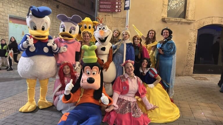Un grupo de personajes de dibujos animados posa con el equipo antes de salir a la rúa
