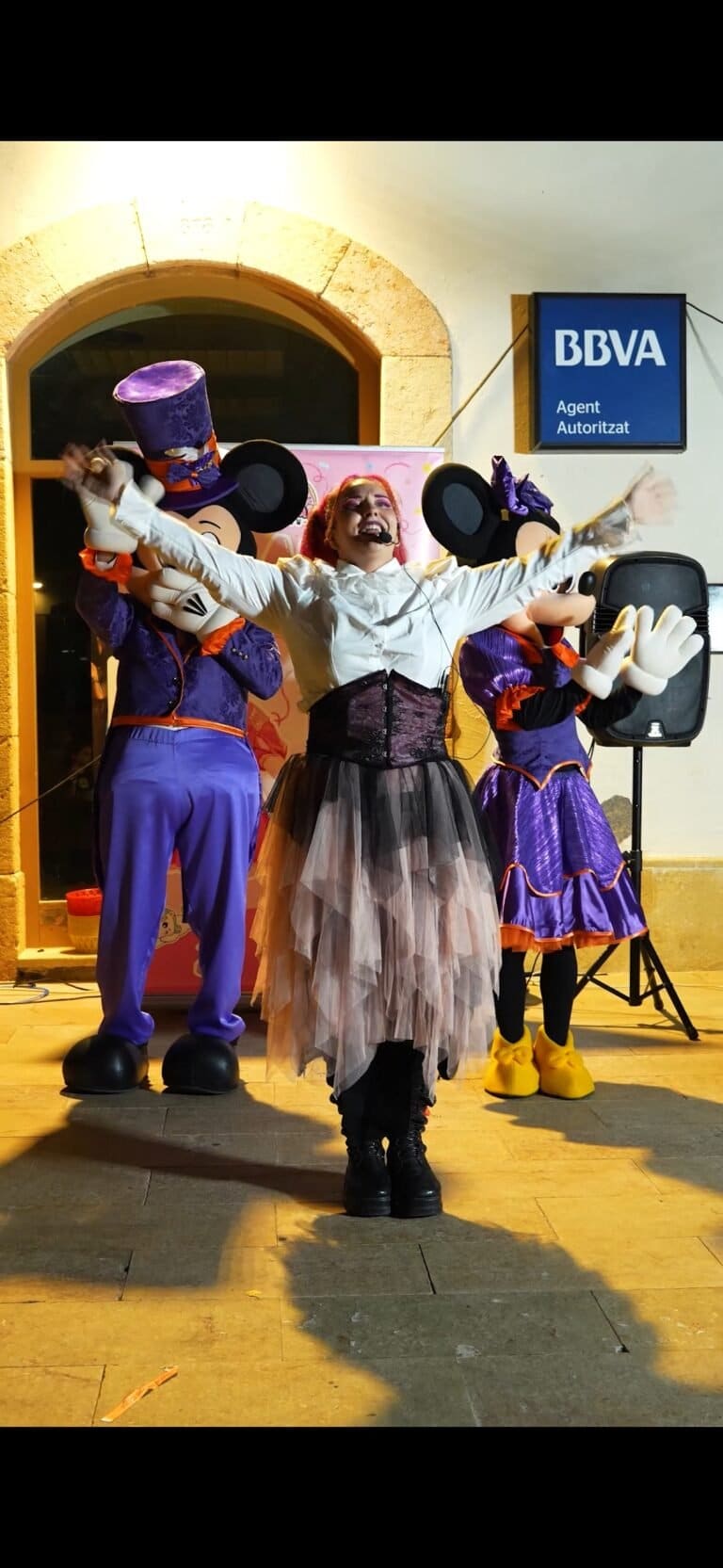 Cuca, Mickey and Minnie waving