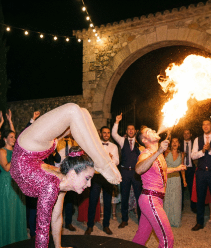 Animación de Grandes Eventos 5 freepik__contorsionista-en-mallot-con-brillos-rosa-y-escupe__61261